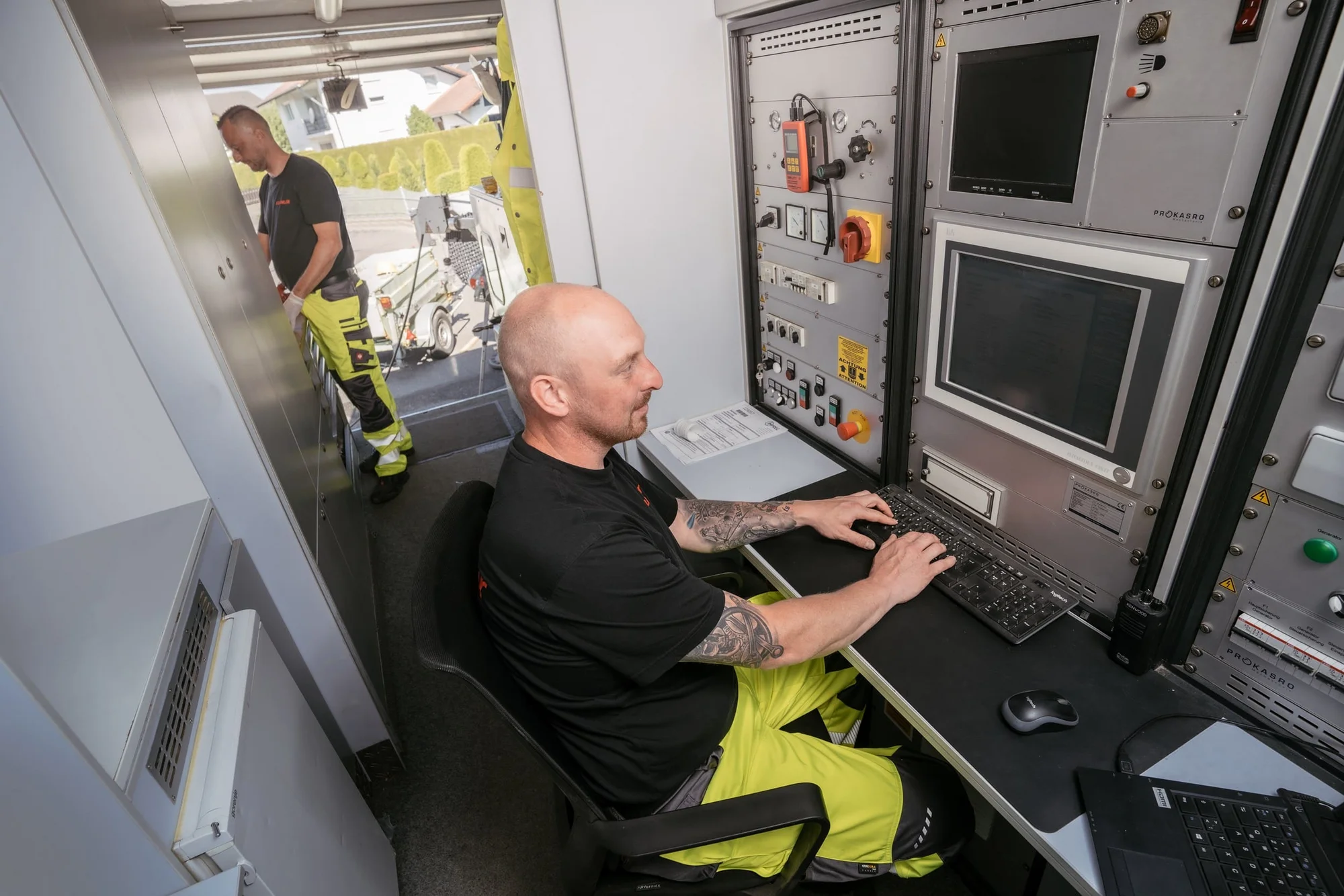 Kranarbeiten in Passau mit Betonteilen und Containern